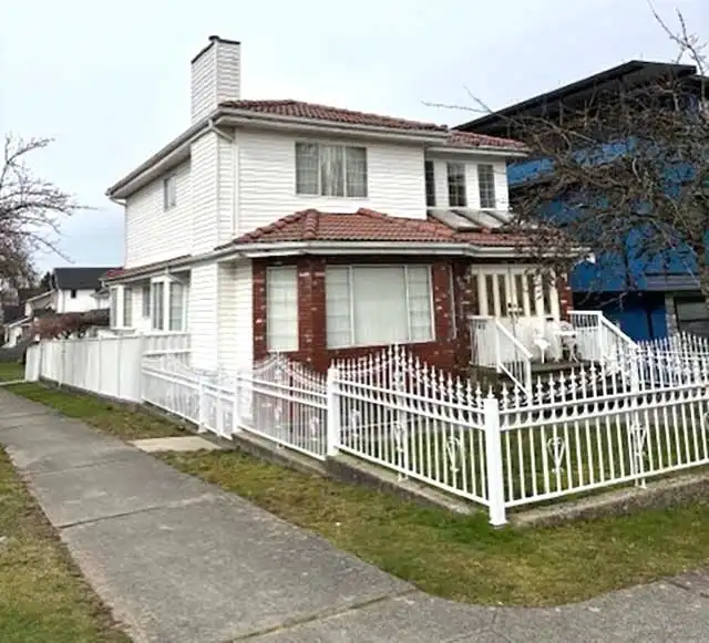 5095 NANAIMO STREET - photo 2 of 6