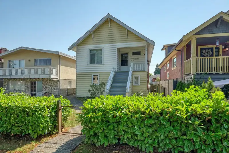2336 45 AVENUE - photo 3 of 39
