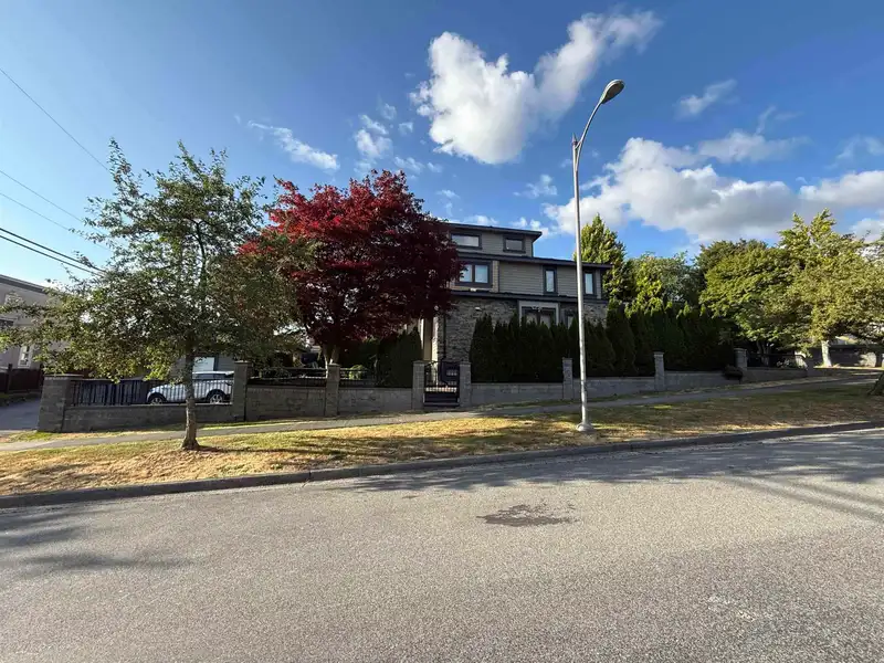 7689 JASPER CRESCENT - photo 3 of 38
