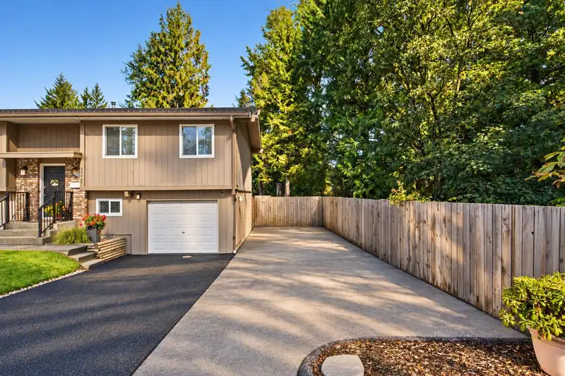 20327 44 AVENUE - photo 4 of 25