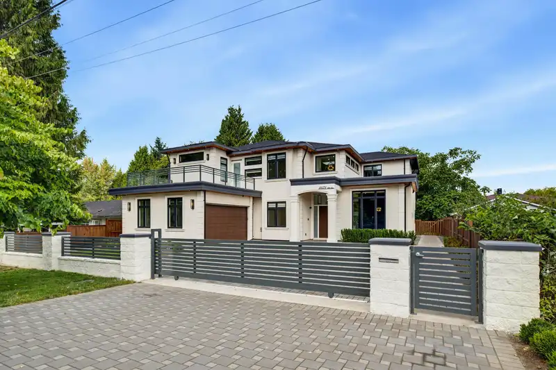 14571 106 AVENUE - photo 4 of 40