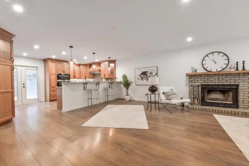 6035 172B STREET - photo 4 of 32