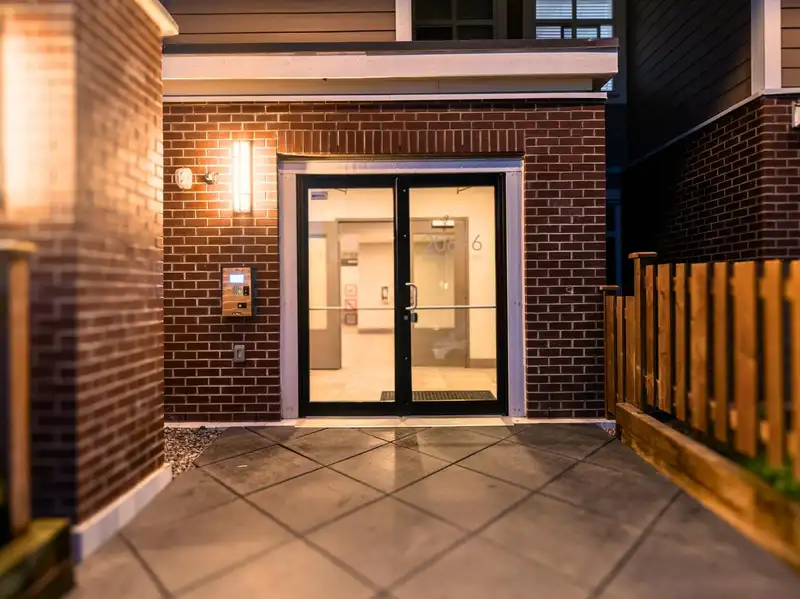202 20696 EASTLEIGH CRESCENT - photo 3 of 17