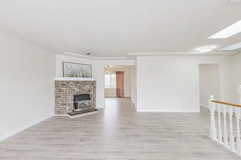 13285 98 AVENUE - photo 2 of 30