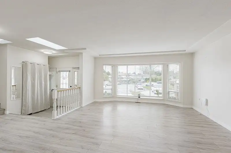 13285 98 AVENUE - photo 3 of 30