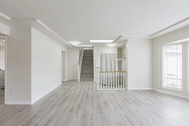 13285 98 AVENUE - photo 4 of 30