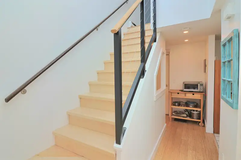 21 1345 W 4TH AVENUE - photo 4 of 25