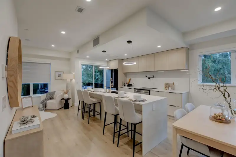 5 339 KEARY STREET - photo 2 of 36