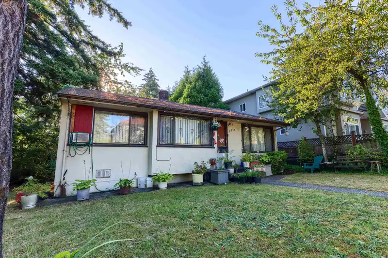 8287 VICTORIA DRIVE - photo 3 of 12