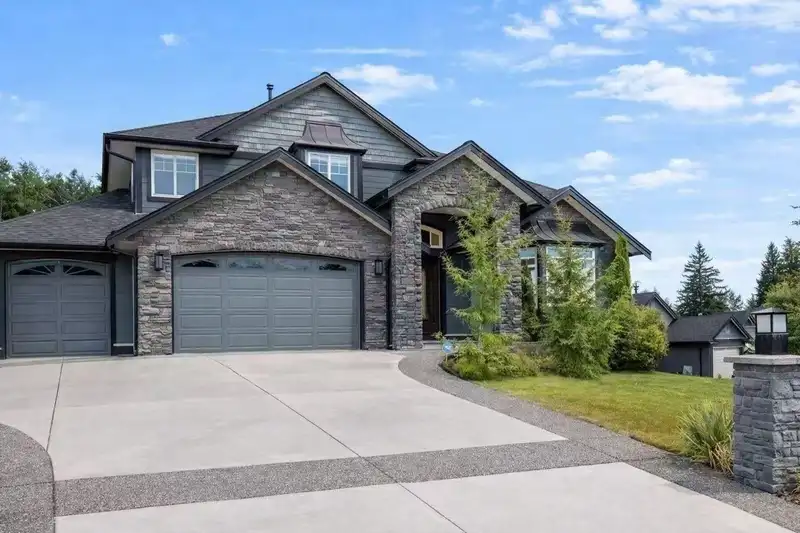 26500 124 AVENUE - photo 1 of 40