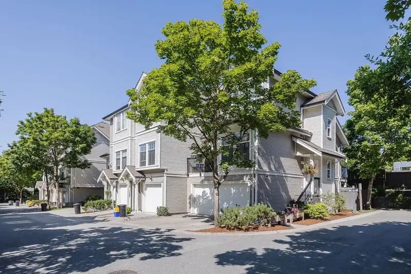 13 21535 88 AVENUE - photo 1 of 37
