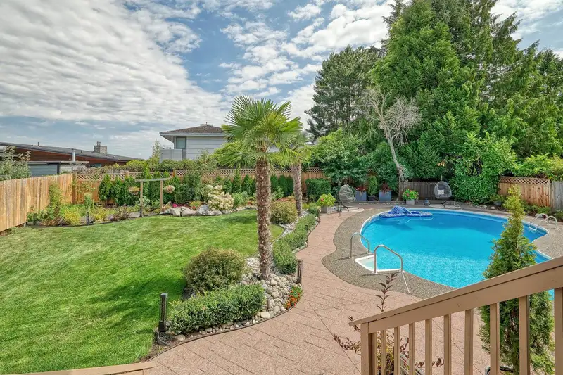 284 54A STREET - photo 1 of 32