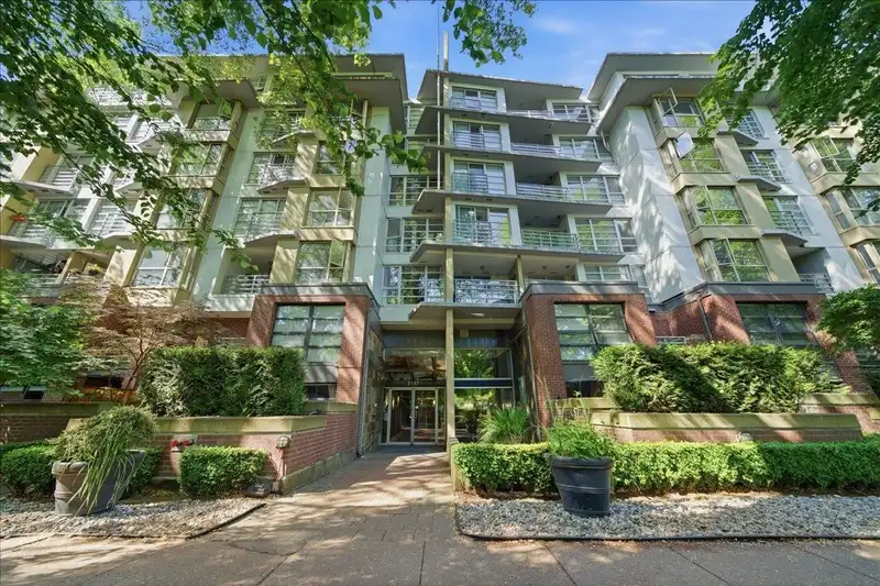310 2137 W 10TH AVENUE - photo 1 of 26