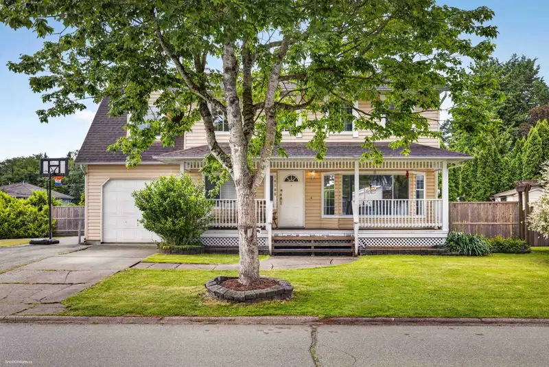 14186 66A AVENUE - photo 3 of 38