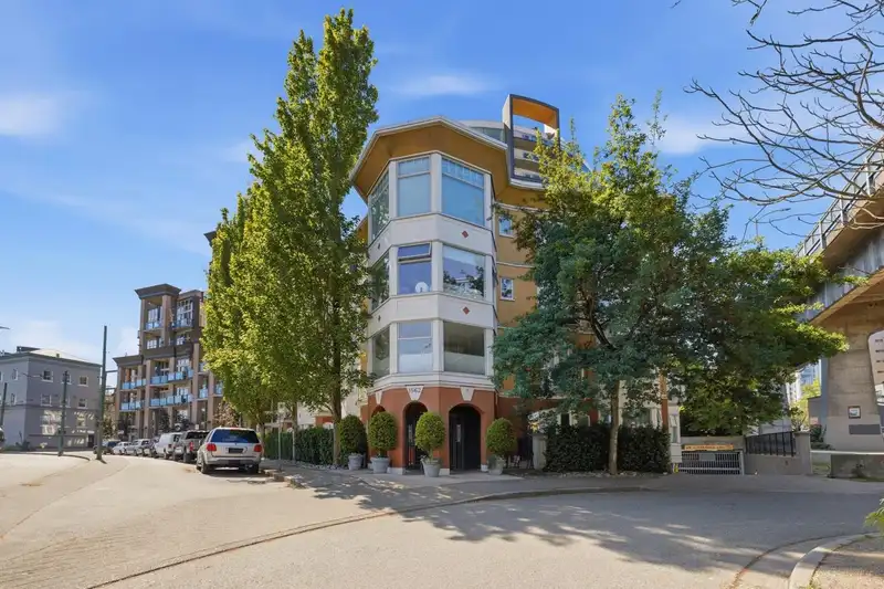 401 1562 W 5TH AVENUE - photo 1 of 39