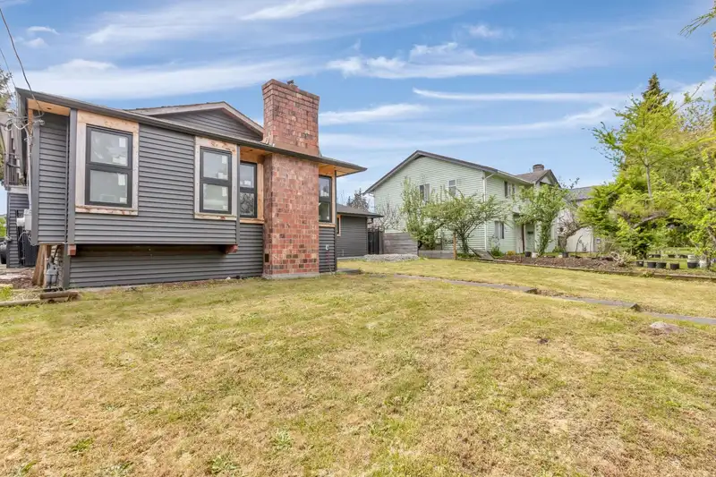 13076 64 AVENUE - photo 4 of 40