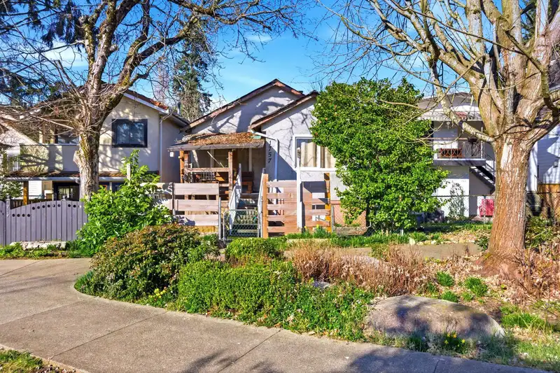 1757 E 8TH AVENUE - photo 3 of 19