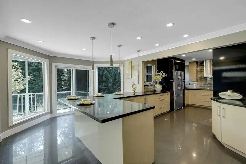 15092 73 AVENUE - photo 2 of 40
