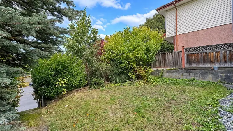 7590 FRASER STREET - photo 3 of 20