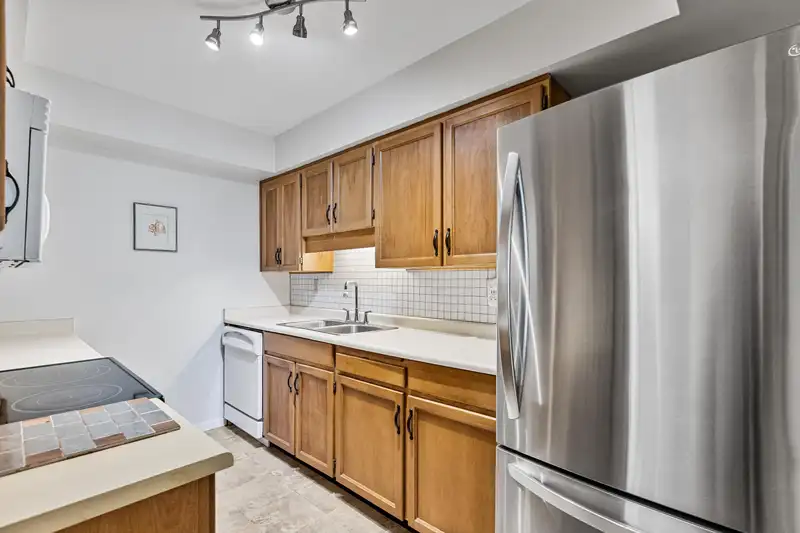 204 1458 BLACKWOOD STREET - photo 4 of 33