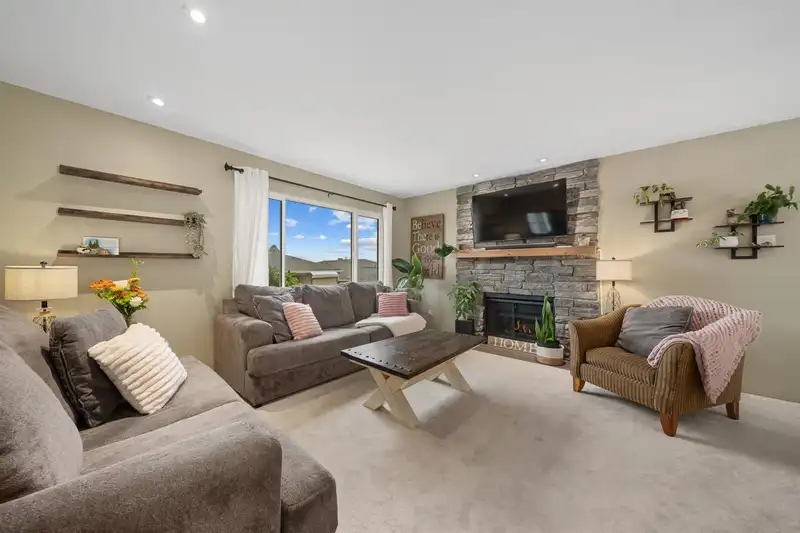 175 1140 CASTLE CRESCENT - photo 4 of 39