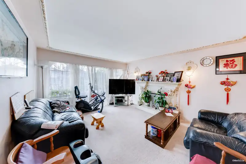 2945 E GRAVELEY STREET - photo 2 of 27