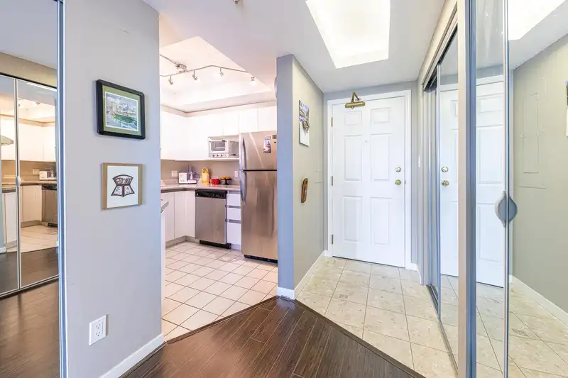 702 13383 108 AVENUE - photo 2 of 33