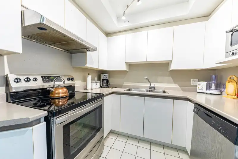 702 13383 108 AVENUE - photo 3 of 33