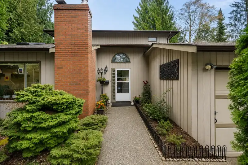 20185 GRADE CRESCENT - photo 2 of 36