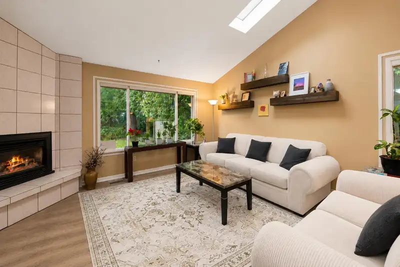 20185 GRADE CRESCENT - photo 4 of 36