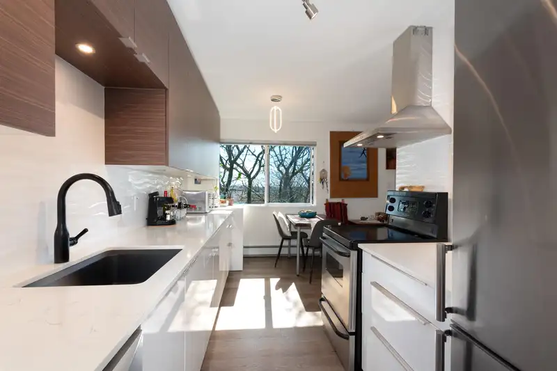405 8775 CARTIER STREET - photo 4 of 38