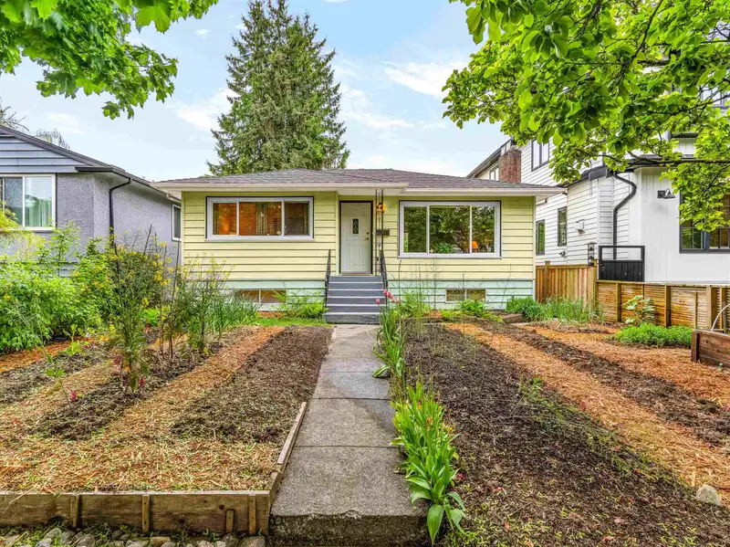 2578 E 15TH AVENUE - photo 3 of 37