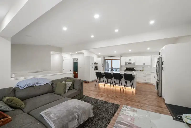 8057 WAXBERRY CRESCENT - photo 4 of 38