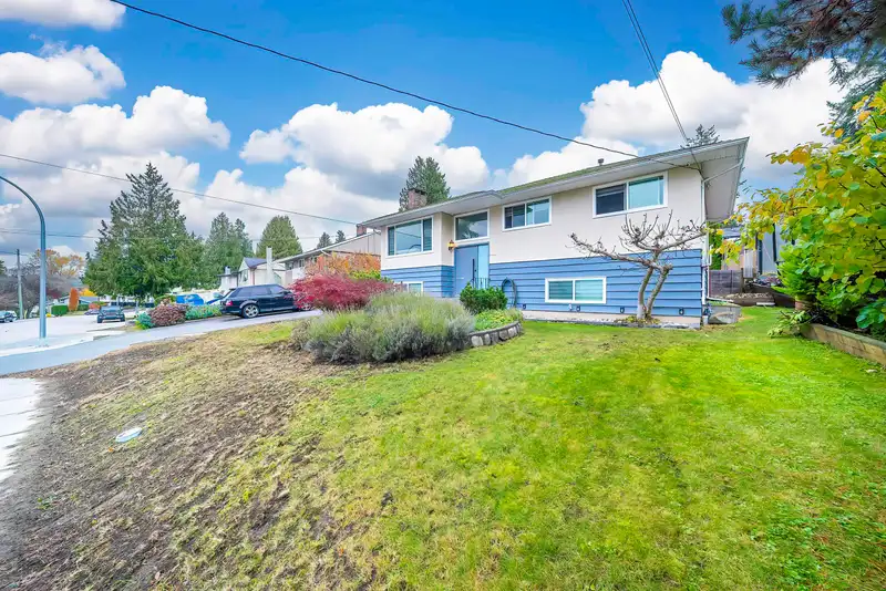 9476 DAWSON CRESCENT - photo 3 of 39