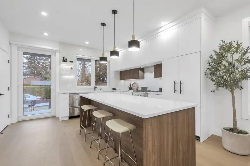 101 706 SMITH AVENUE - photo 3 of 35
