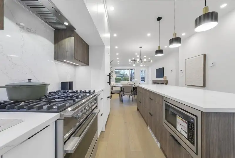 101 706 SMITH AVENUE - photo 4 of 35