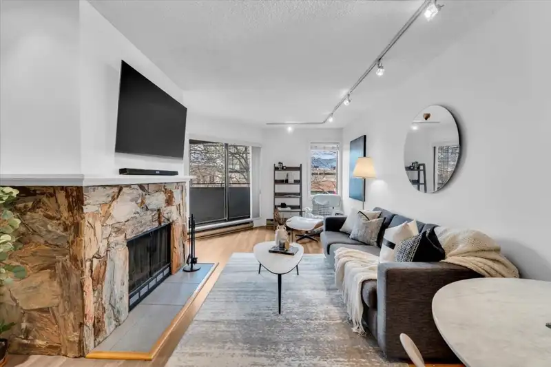 407 1476 W 10TH AVENUE - photo 2 of 19