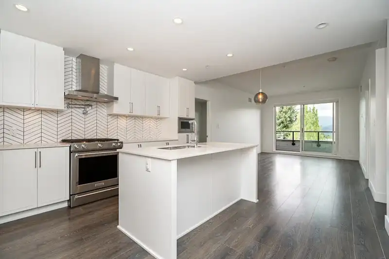 502 4477 HASTINGS STREET - photo 1 of 25