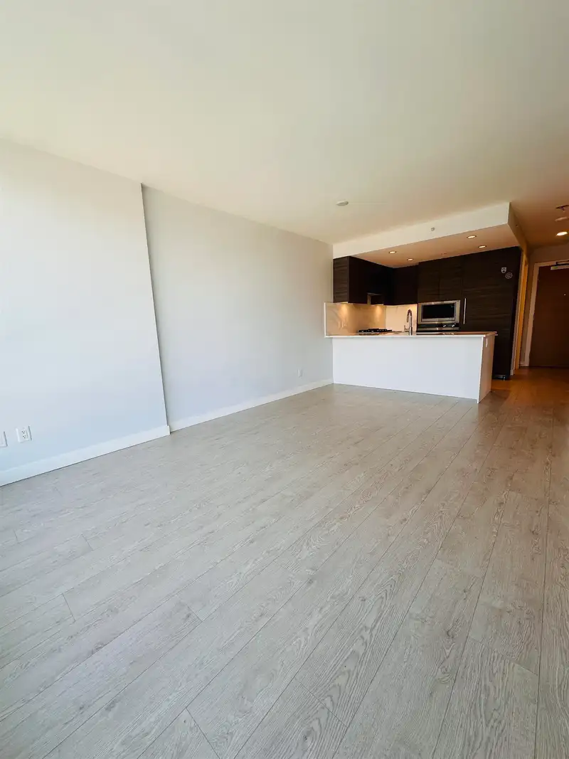 607 6833 BUSWELL STREET - photo 3 of 11