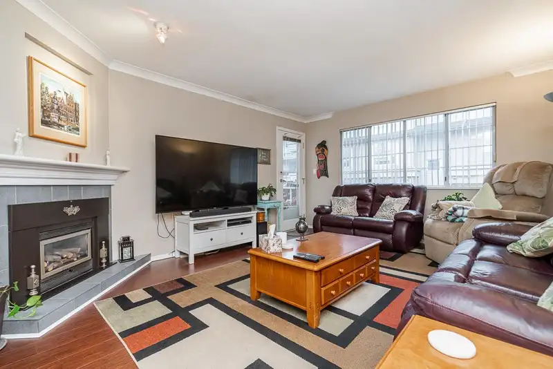 303 15338 18 AVENUE - photo 2 of 28