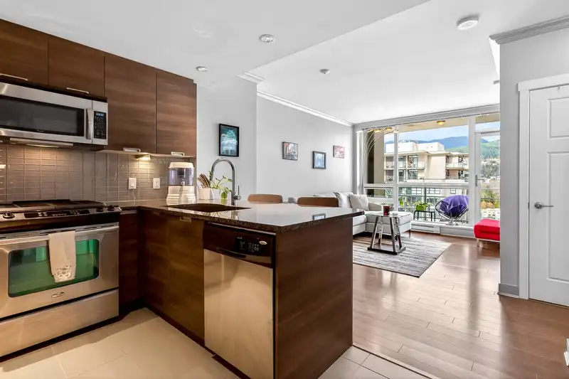 1904 2968 GLEN DRIVE - photo 4 of 40