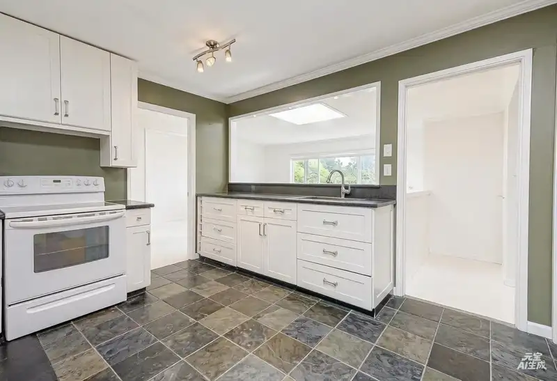 5105 8A AVENUE - photo 2 of 28