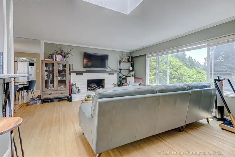5105 8A AVENUE - photo 4 of 28