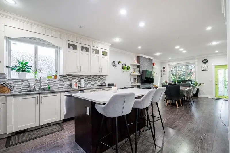 21528 DONOVAN AVENUE - photo 1 of 40