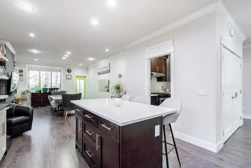 21528 DONOVAN AVENUE - photo 3 of 40