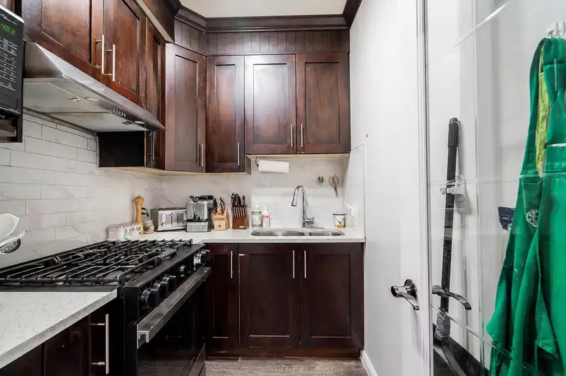 21528 DONOVAN AVENUE - photo 4 of 40
