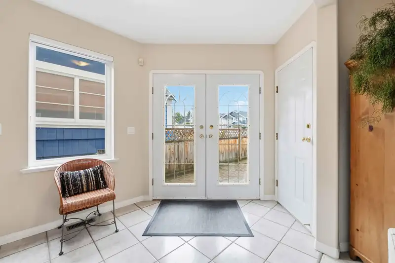 886 LEE STREET - photo 2 of 39