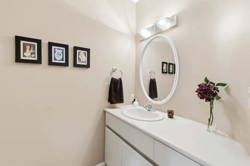 886 LEE STREET - photo 4 of 39