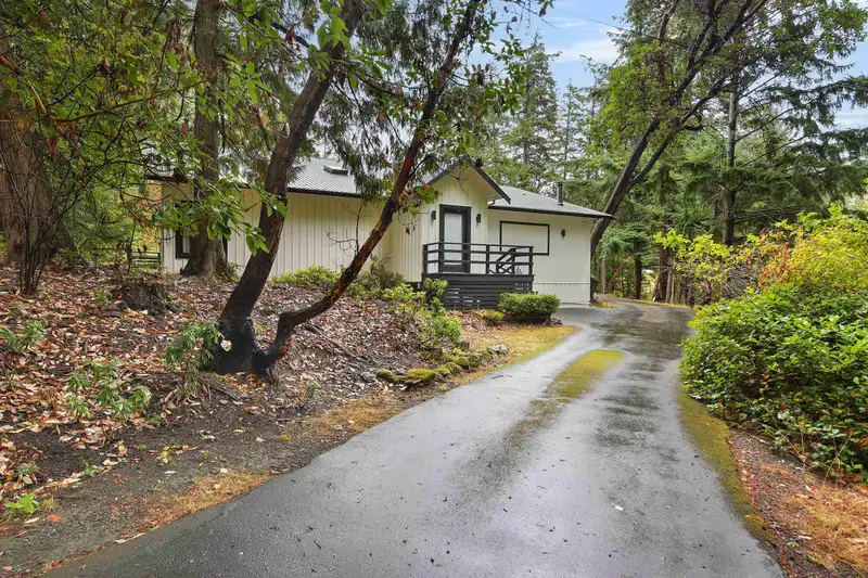 505 BAYVIEW DRIVE - photo 2 of 38