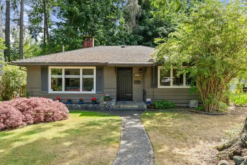 2010 MACKAY AVENUE - photo 1 of 32